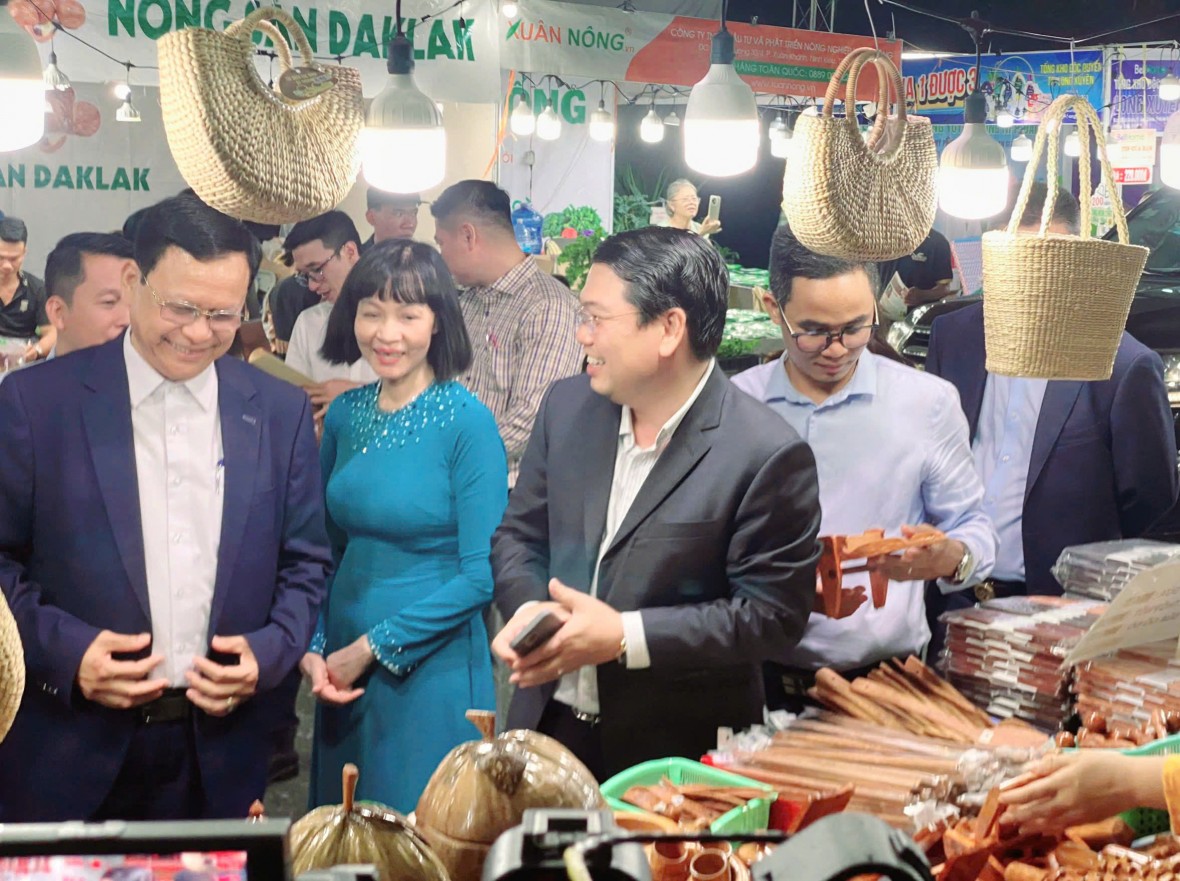 Khai mạc Hội chợ Thương mại OCOP biên giới Việt Nam - Campuchia tại An Giang Khai mạc Hội chợ Thương mại OCOP biên giới Việt Nam - Campuchia tại An Giang