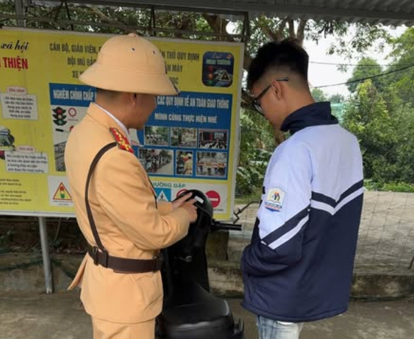 CSGT đồng loạt kiểm tra, xử lý chuyên đề vi phạm an toàn giao thông học sinh và phụ huynh CSGT đồng loạt kiểm tra, xử lý chuyên đề vi phạm an toàn giao thông học sinh và phụ huynh