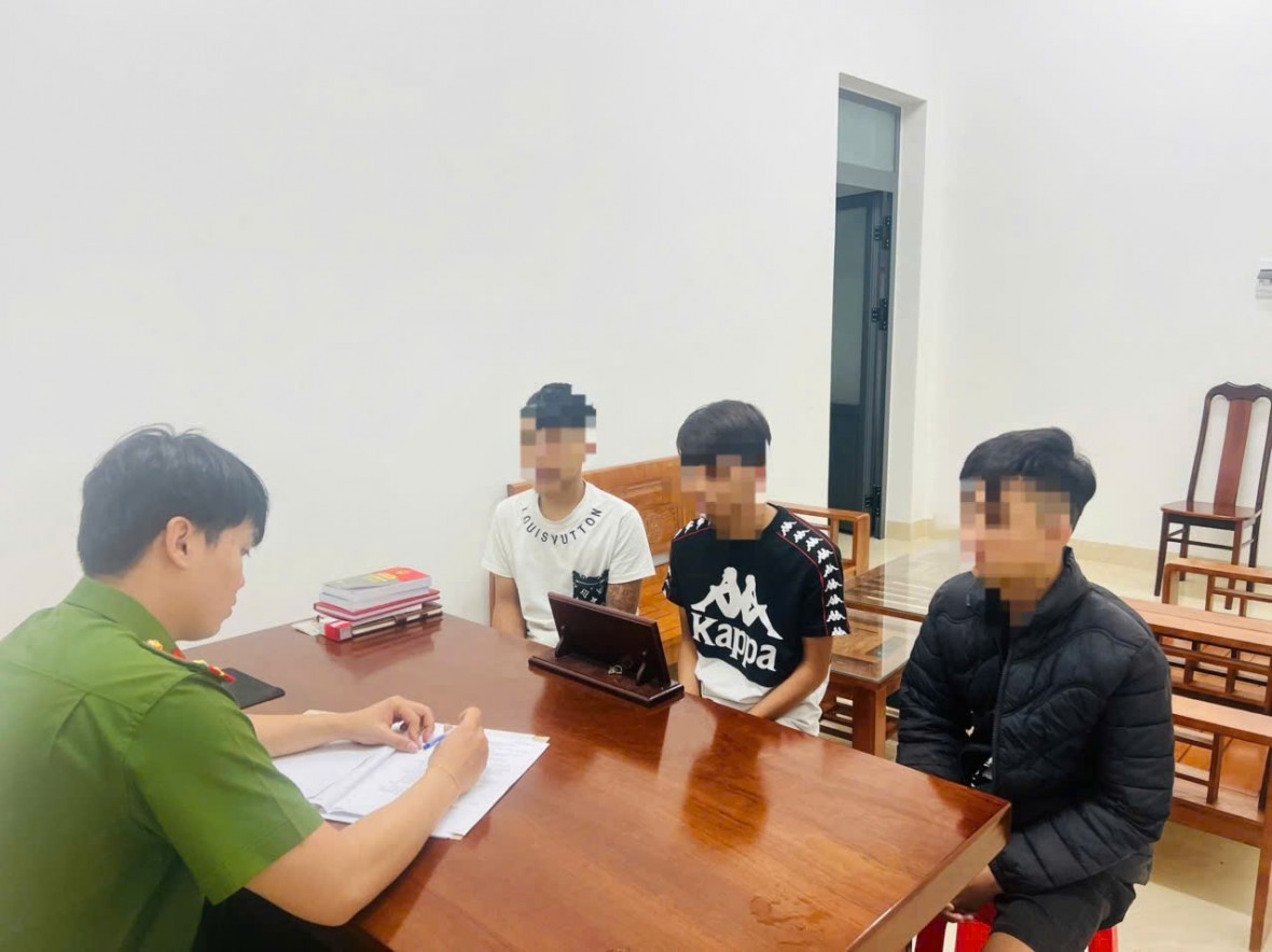 Tạm giữ 3 thiếu niên đánh người cướp tài sản ở Đắk Lắk Tạm giữ 3 thiếu niên đánh người cướp tài sản ở Đắk Lắk