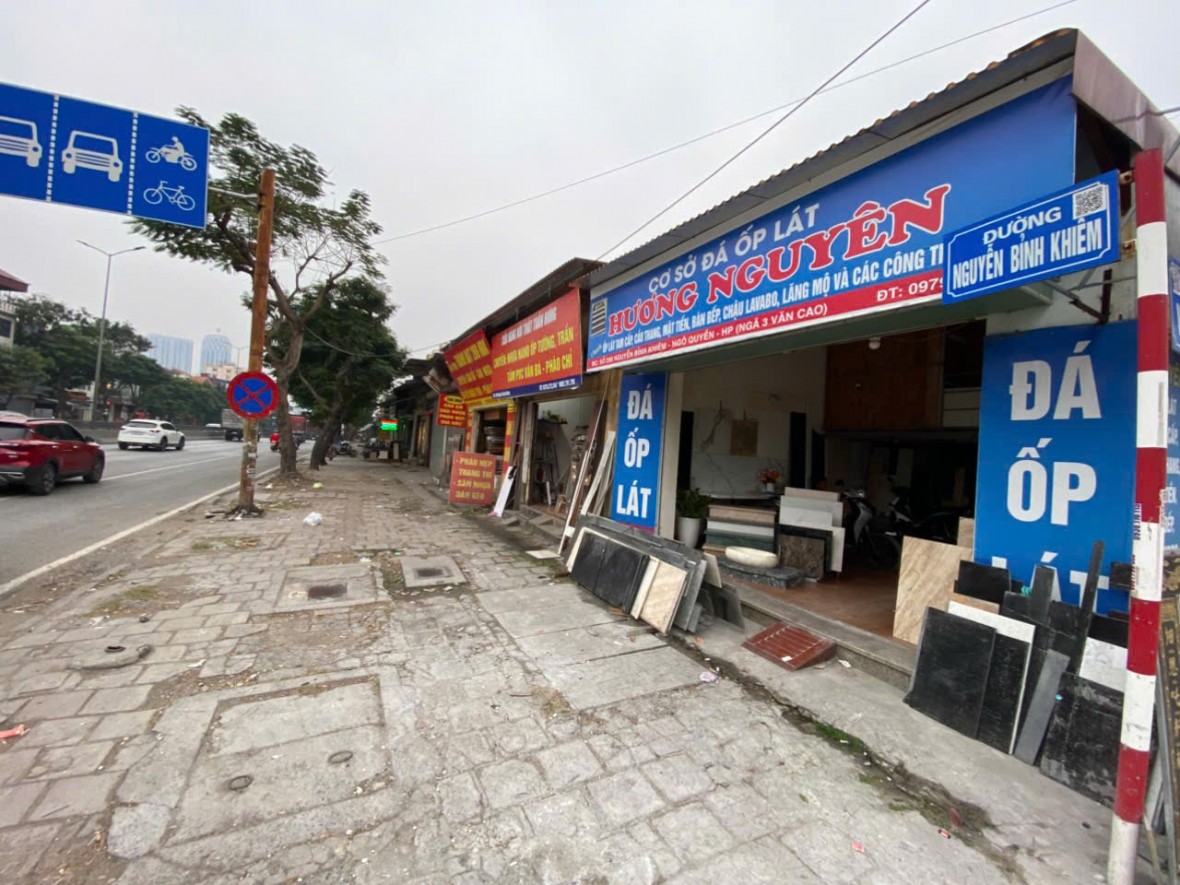 Đường Nguyễn Bỉnh Khiêm, nơi nhiều hộ dân sinh sống hơn 50 năm qua đang đề nghị được cấp Giấy chứng nhận quyền sử dụng đất. Đường Nguyễn Bỉnh Khiêm, nơi nhiều hộ dân sinh sống hơn 50 năm qua đang đề nghị được cấp Giấy chứng nhận quyền sử dụng đất.