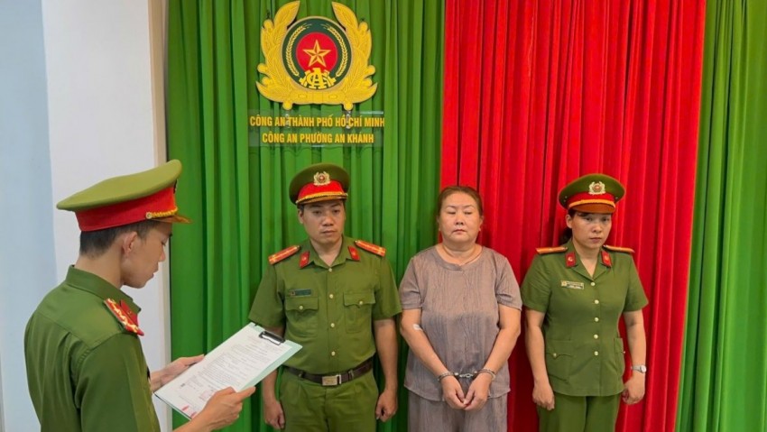 Cơ quan CSĐT Công an TP Hồ Chí Minh tống đạt các thủ tục tố tụng đối với Đỗ Hồng Trinh. Cơ quan CSĐT Công an TP Hồ Chí Minh tống đạt các thủ tục tố tụng đối với Đỗ Hồng Trinh.