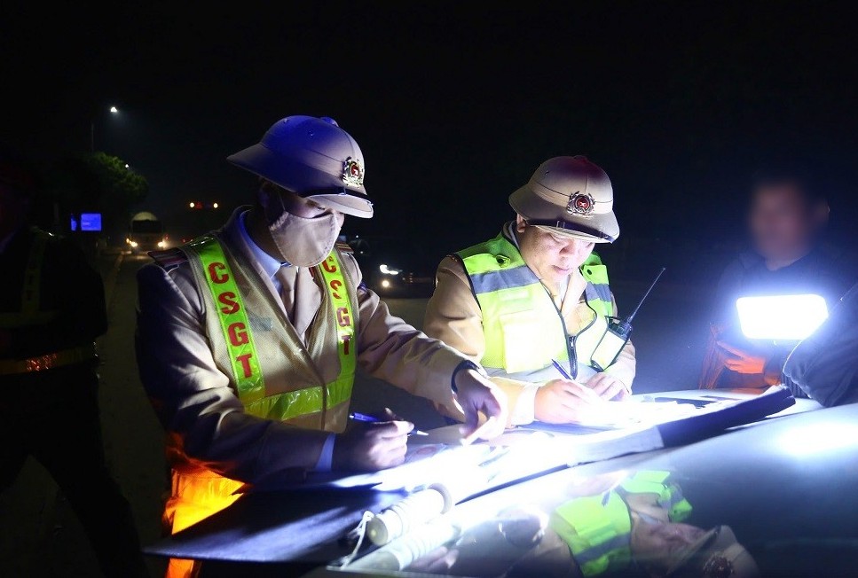 CSGT Hà Nội xử phạt hơn 1.000 xe tải vi phạm quá khổ, quá tải