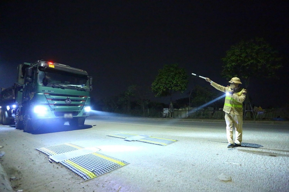 CSGT Hà Nội xử phạt hơn 1.000 xe tải vi phạm quá khổ, quá tải