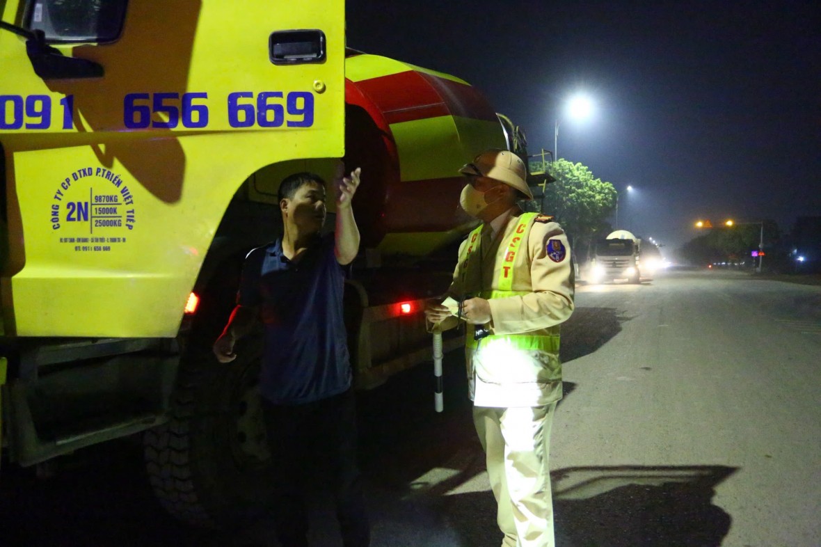 CSGT Hà Nội xử phạt hơn 1.000 xe tải vi phạm quá khổ, quá tải