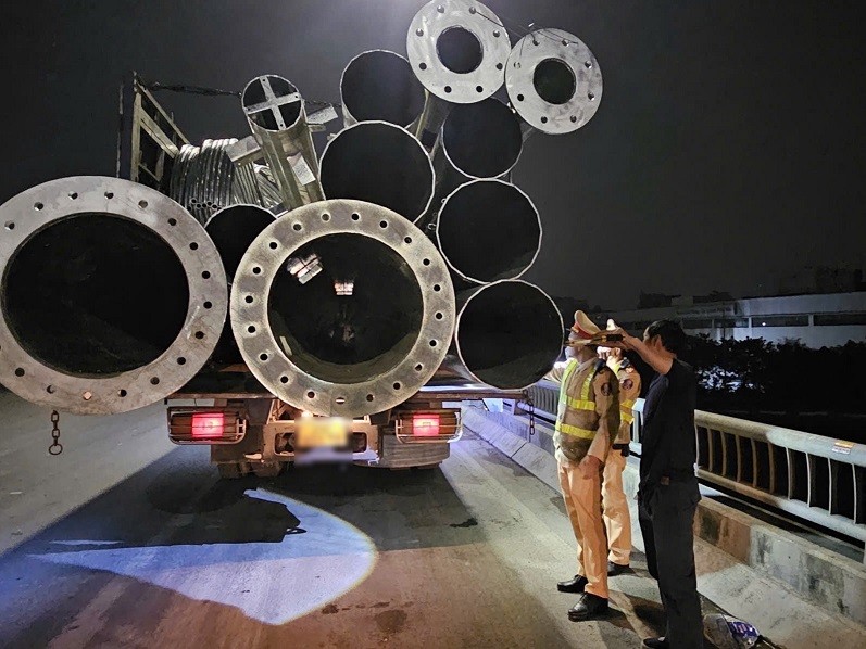 CSGT Hà Nội xử phạt hơn 1.000 xe tải vi phạm quá khổ, quá tải