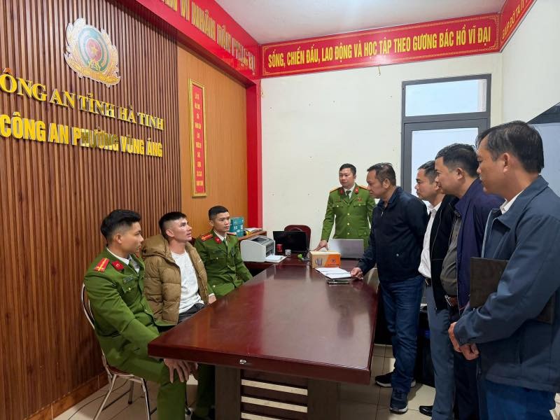 Lý Văn Vũ (ngồi giữa) bị bắt sau nhiều tháng trốn truy nã - Ảnh Công an Hà Tĩnh.