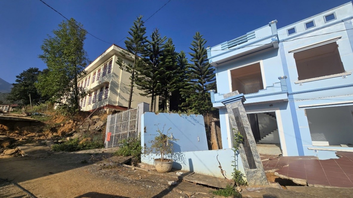 Ngôi nhà anh Đinh Văn Linh bị sạt lở nghiêm trọng phải di dời đi nơi khác. Ngôi nhà anh Đinh Văn Linh bị sạt lở nghiêm trọng phải di dời đi nơi khác.