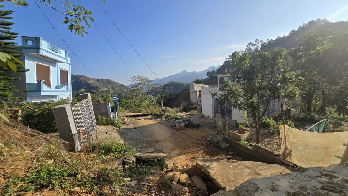 Toàn bộ 2 ngôi nhà và đường nội bản bị sạt lở nghiêm trọng phải di dời đi nơi khác. Toàn bộ 2 ngôi nhà và đường nội bản bị sạt lở nghiêm trọng phải di dời đi nơi khác.