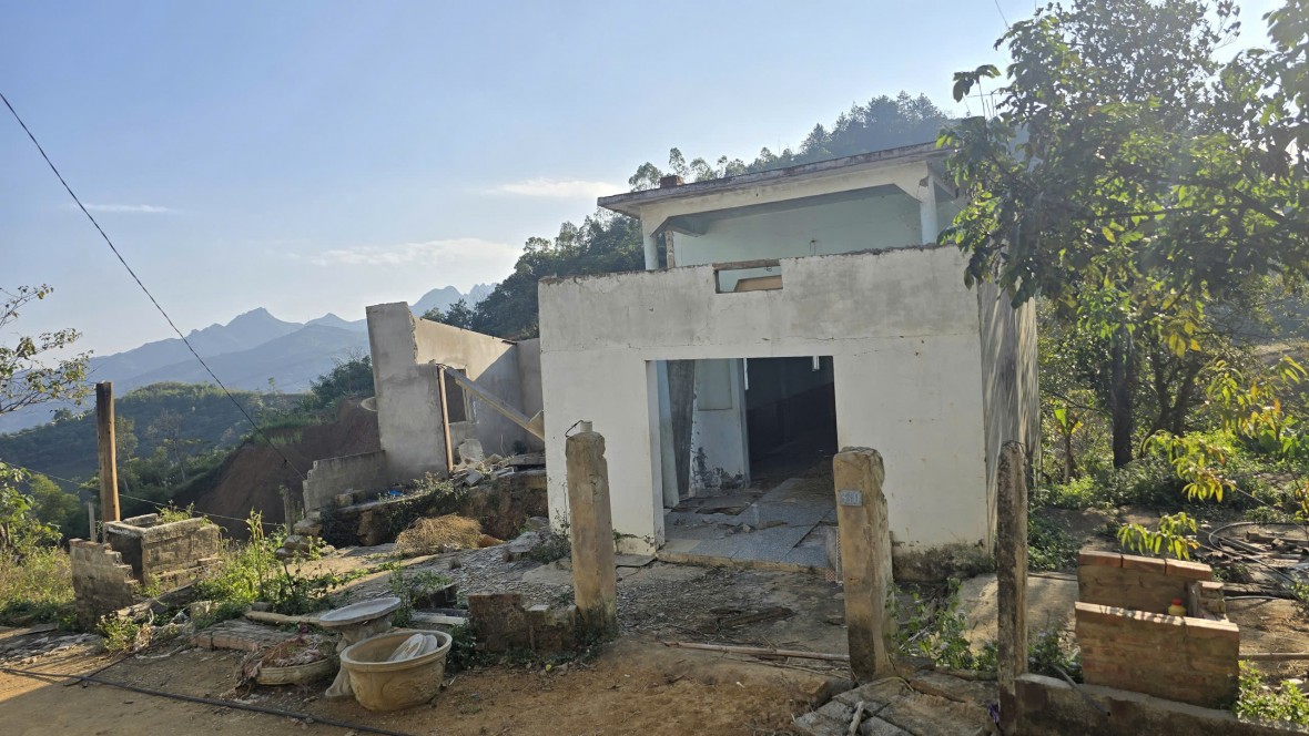 Ngôi nhà hư hỏng nặng của gia đình bà Hoàng Thị Khuôn sau cơn bão số 3. Ngôi nhà hư hỏng nặng của gia đình bà Hoàng Thị Khuôn sau cơn bão số 3.