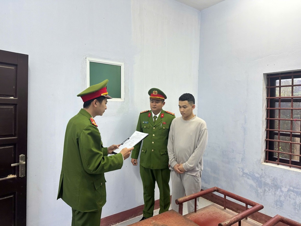 Tống đạt các quyết định đối với Võ Ngọc Hoàng - Ảnh Công an Quảng Trị. Tống đạt các quyết định đối với Võ Ngọc Hoàng - Ảnh Công an Quảng Trị.