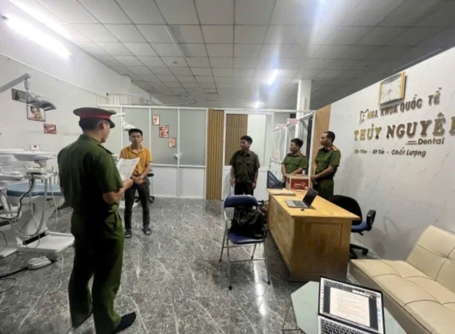 Triệt phá chuỗi phòng khám nha khoa “chui” lừa đảo hơn 1.000 người tại Lâm Đồng Triệt phá chuỗi phòng khám nha khoa “chui” lừa đảo hơn 1.000 người tại Lâm Đồng