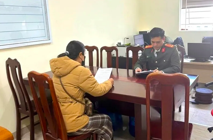 Công an xã Hữu Lũng xử lý đối tượng tung tin bịa đặt về vụ án mạng liên quan đến đối tượng Đoàn Văn Sáng. (Ảnh: Công an xã Hữu Lũng) Công an xã Hữu Lũng xử lý đối tượng tung tin bịa đặt về vụ án mạng liên quan đến đối tượng Đoàn Văn Sáng. (Ảnh: Công an xã Hữu Lũng)