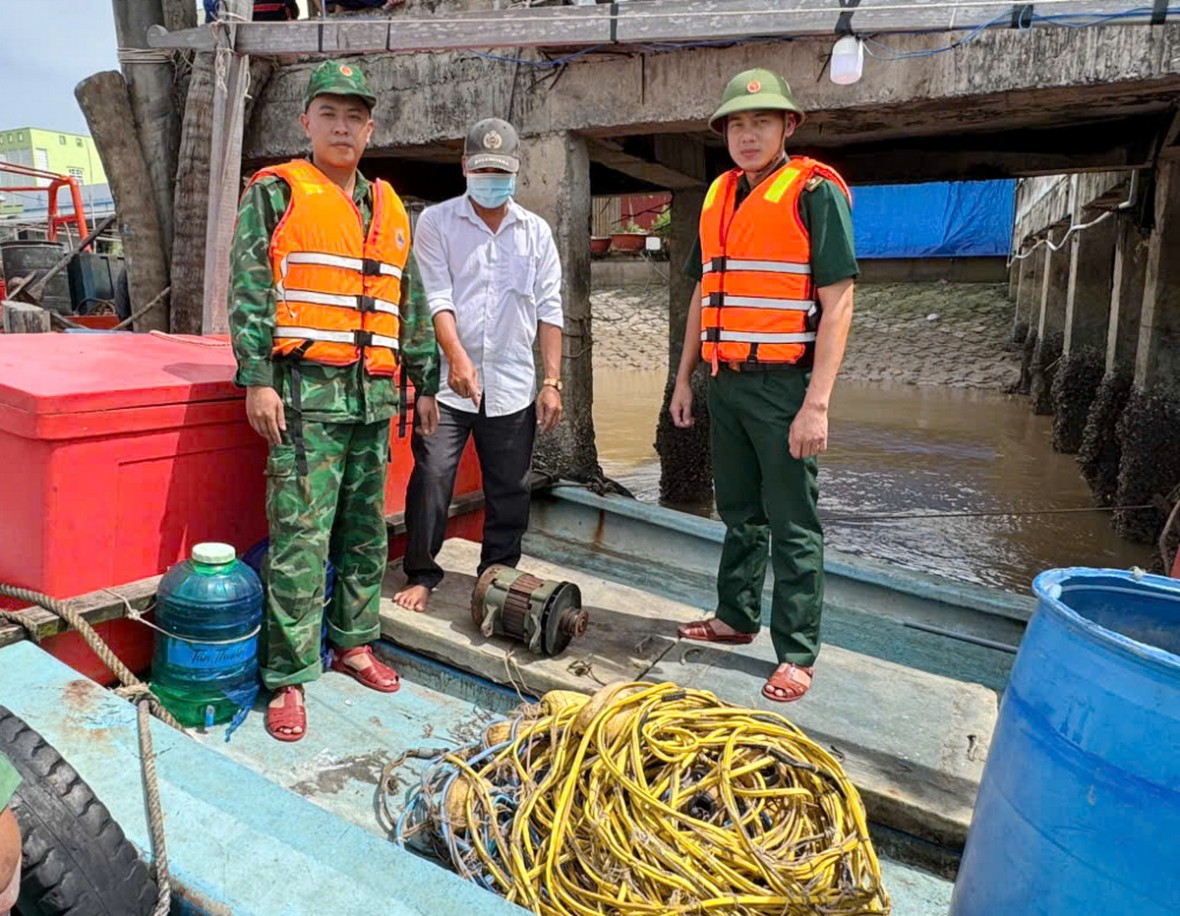 Cà Mau: Phát hiện, xử lý 2 tàu cá dùng kích điện khai thác thủy sản trái phép trên sông Gành Hào