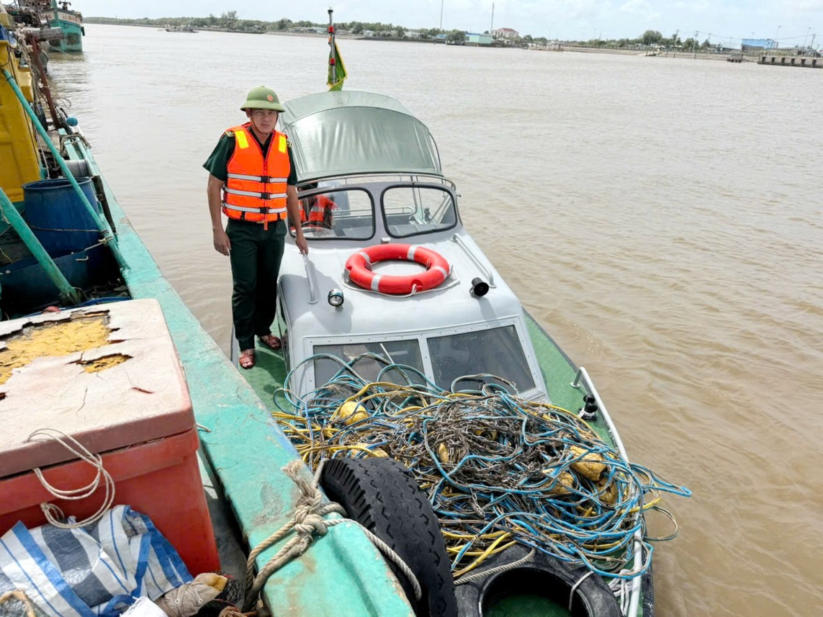 Cà Mau: Phát hiện, xử lý 2 tàu cá dùng kích điện khai thác thủy sản trái phép trên sông Gành Hào