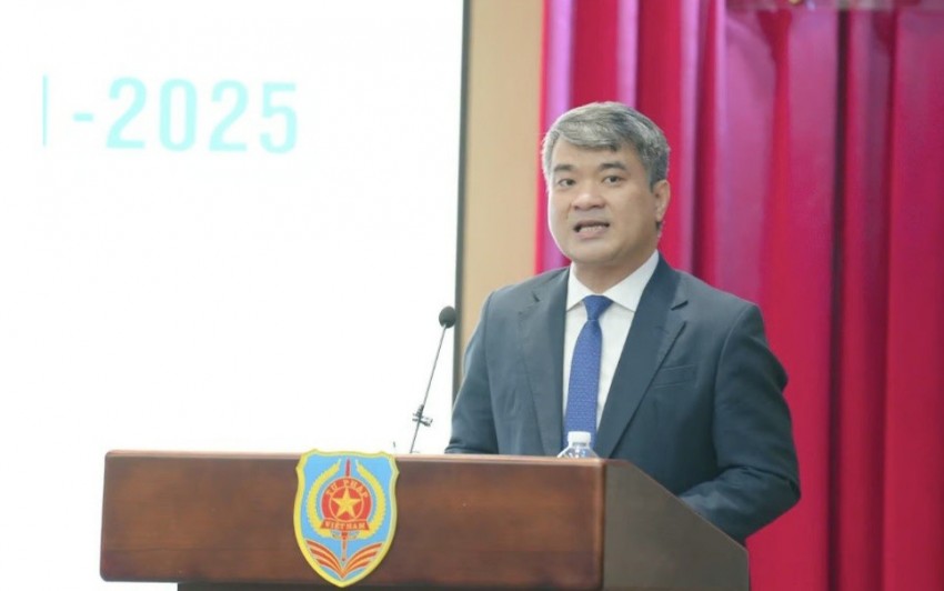 Thứ trưởng Bộ Tư Pháp Nguyễn Thanh Tú nêu lý do, giới thiệu đại biểu.