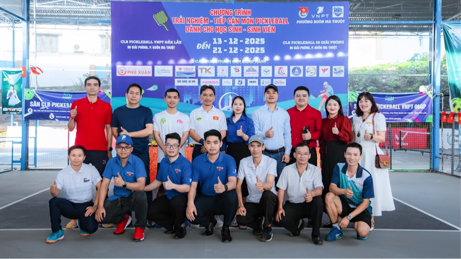 Đại diện các đơn vị Đoàn doanh nghiệp, cơ sở giáo dục, HLV và cộng đồng Pickleball địa phương tham gia chương trình trải nghiệm Pickleball dành cho học sinh, sinh viên.