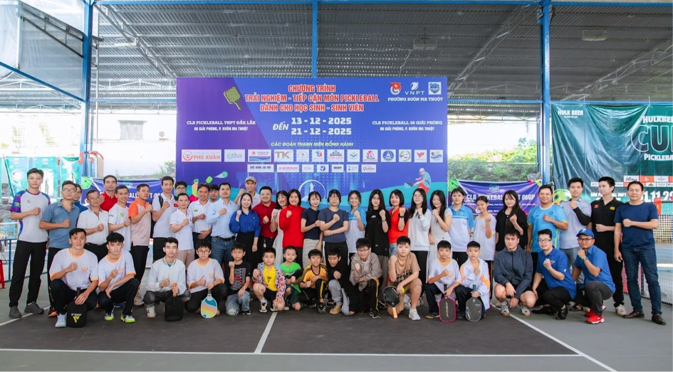 Đoàn Thanh niên các đơn vị phối hợp, đồng hành cùng học sinh, sinh viên chụp ảnh lưu niệm tại lễ khai mạc chương trình.