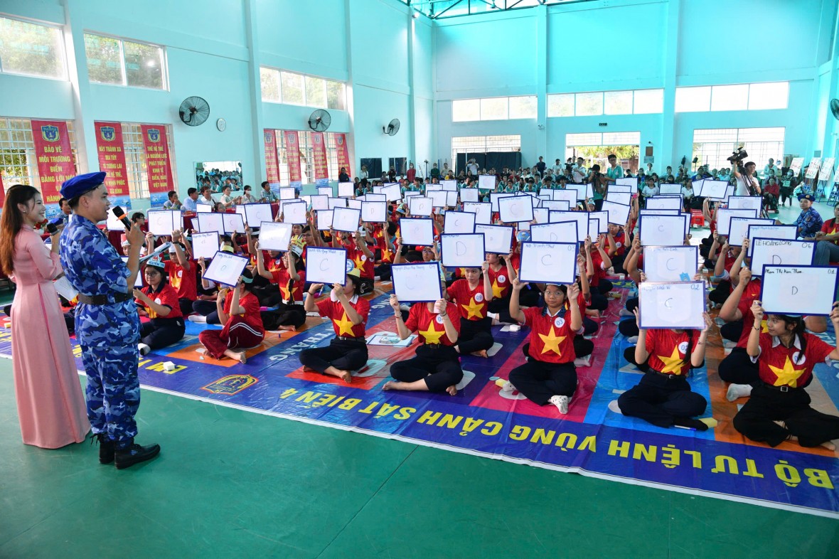 Lan toả tình yêu biển đảo quê hương đến với các em học sinh phường Rạch Giá, tỉnh An Giang