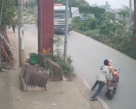 Vụ đẩy CSGT vào đầu xe tải ở Hà Nội: Đối tượng từng chống đối nhốt cán bộ công an xã