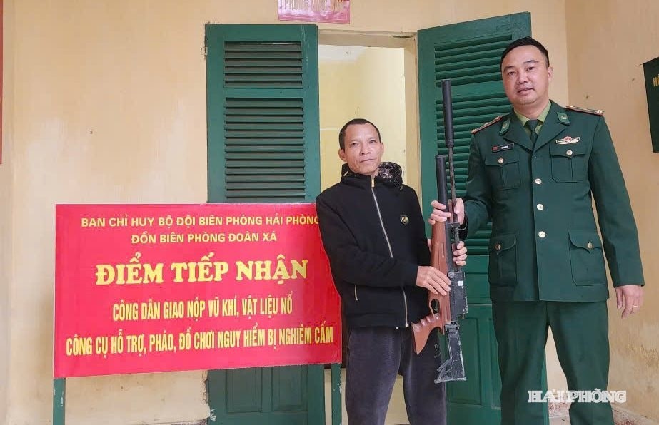 Người dân xã Kiến Hải tự nguyện giao nộp súng hơi, pháo nổ tự chế