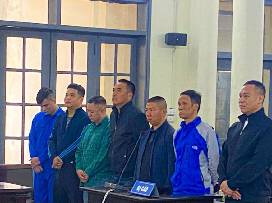 7 bị cáo lĩnh án vì gây rối trước quán karaoke ở Bãi Cháy 7 bị cáo lĩnh án vì gây rối trước quán karaoke ở Bãi Cháy