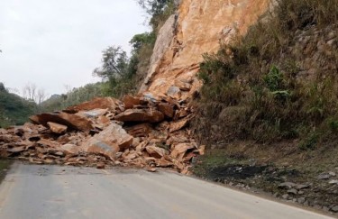 Sạt lở trên Quốc lộ 6, nhiều phương tiện bị vùi lấp
