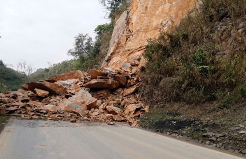Sạt lở trên Quốc lộ 6, nhiều phương tiện bị vùi lấp