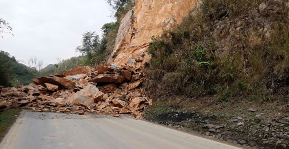 Tìm thấy nạn nhân thứ 3 trong vụ sạt lở đất đá trên Quốc lộ 6