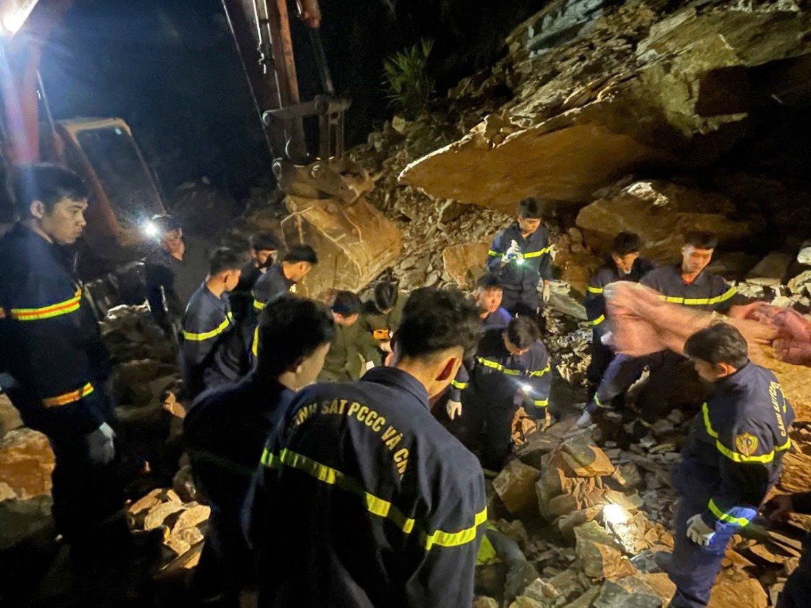 Đã tìm thấy 1 nạn nhân vụ sạt lở trên tuyến Quốc lộ 6 ở Phú Thọ