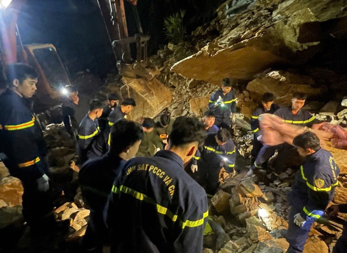 Đã tìm thấy 1 nạn nhân vụ sạt lở trên tuyến Quốc lộ 6 ở Phú Thọ