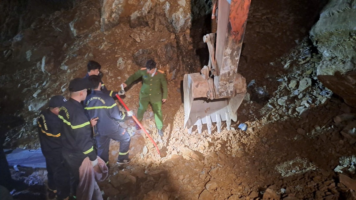 Tìm thấy nạn nhân thứ 3 trong vụ sạt lở đất đá trên Quốc lộ 6