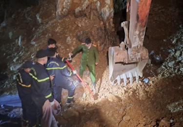 Tìm thấy nạn nhân thứ 3 trong vụ sạt lở đất đá trên Quốc lộ 6