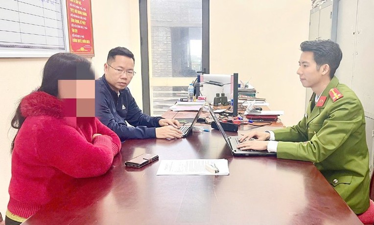 Người nhà anh Đ.V.H. cung cấp thông tin sự việc với Công an xã Kỳ Hoa - Ảnh Công an Hà Tĩnh. Người nhà anh Đ.V.H. cung cấp thông tin sự việc với Công an xã Kỳ Hoa - Ảnh Công an Hà Tĩnh.