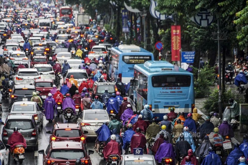 Vì sao Hà Nội thường xuyên ùn tắc giao thông?