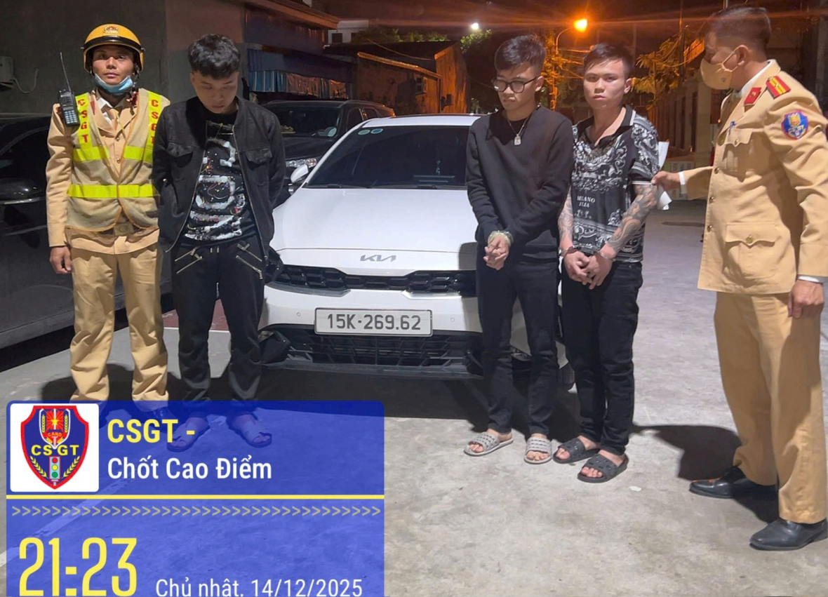 Ô tô bỏ chạy khi thấy chốt kiểm tra nồng độ cồn, CSGT truy đuổi phát hiện xe chở ma túy Ô tô bỏ chạy khi thấy chốt kiểm tra nồng độ cồn, CSGT truy đuổi phát hiện xe chở ma túy