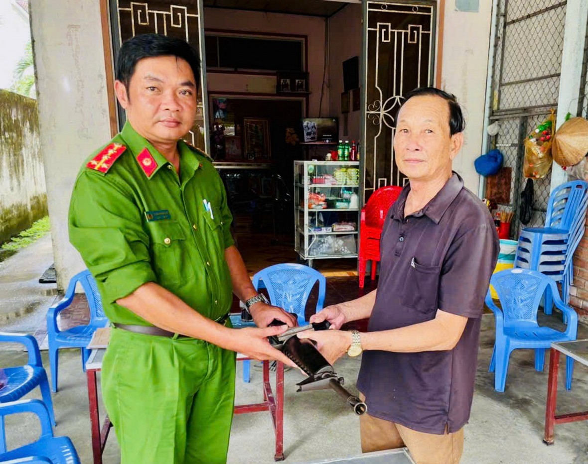 Quyết tâm thực hiện hiệu quả Nghị định 282/2025/NĐ-CP về xử phạt vi phạm về vũ khí, vật liệu nổ và pháo trên địa bàn Cà Mau Quyết tâm thực hiện hiệu quả Nghị định 282/2025/NĐ-CP về xử phạt vi phạm về vũ khí, vật liệu nổ và pháo trên địa bàn Cà Mau