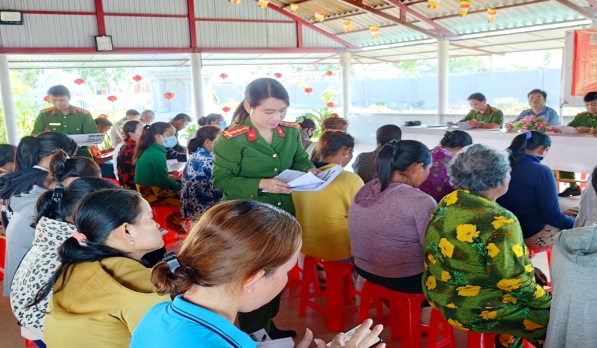 Quyết tâm thực hiện hiệu quả Nghị định 282/2025/NĐ-CP về xử phạt vi phạm về vũ khí, vật liệu nổ và pháo trên địa bàn Cà Mau Quyết tâm thực hiện hiệu quả Nghị định 282/2025/NĐ-CP về xử phạt vi phạm về vũ khí, vật liệu nổ và pháo trên địa bàn Cà Mau