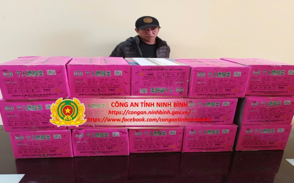 Đối tượng Đặng Đình Tuấn và tang vật bị bắt giữ. (Ảnh: CANB) Đối tượng Đặng Đình Tuấn và tang vật bị bắt giữ. (Ảnh: CANB)