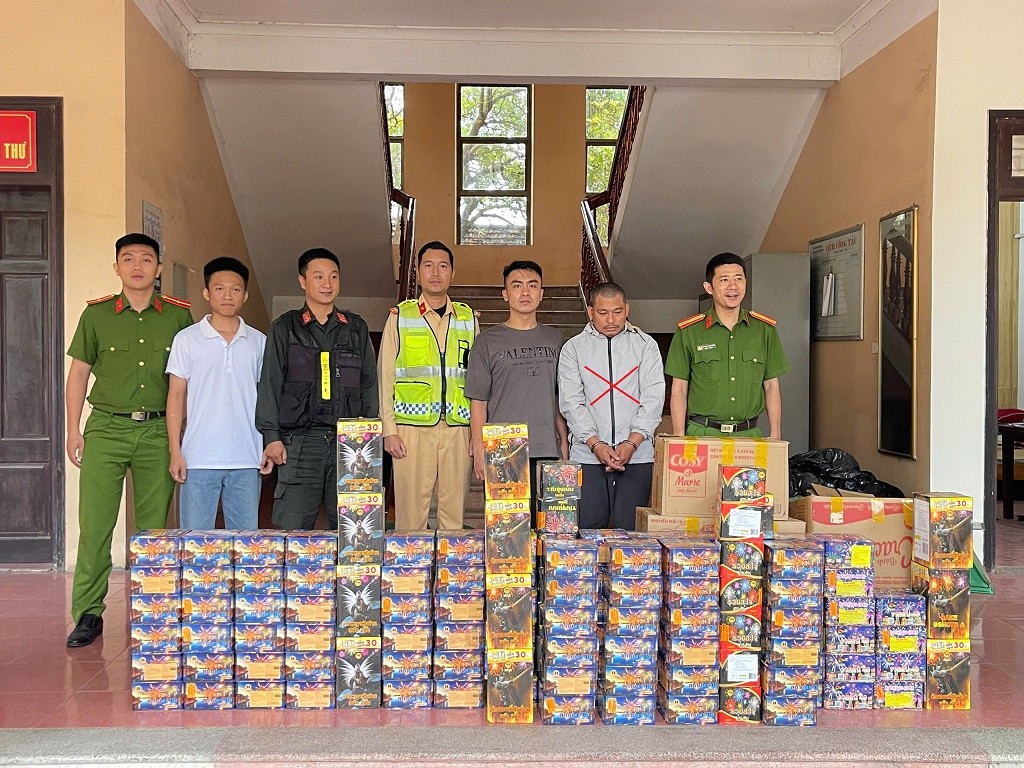 Đối tượng Nguyễn Văn Lâm (X) cùng tang vật - Ảnh Công an Nghệ An. Đối tượng Nguyễn Văn Lâm (X) cùng tang vật - Ảnh Công an Nghệ An.