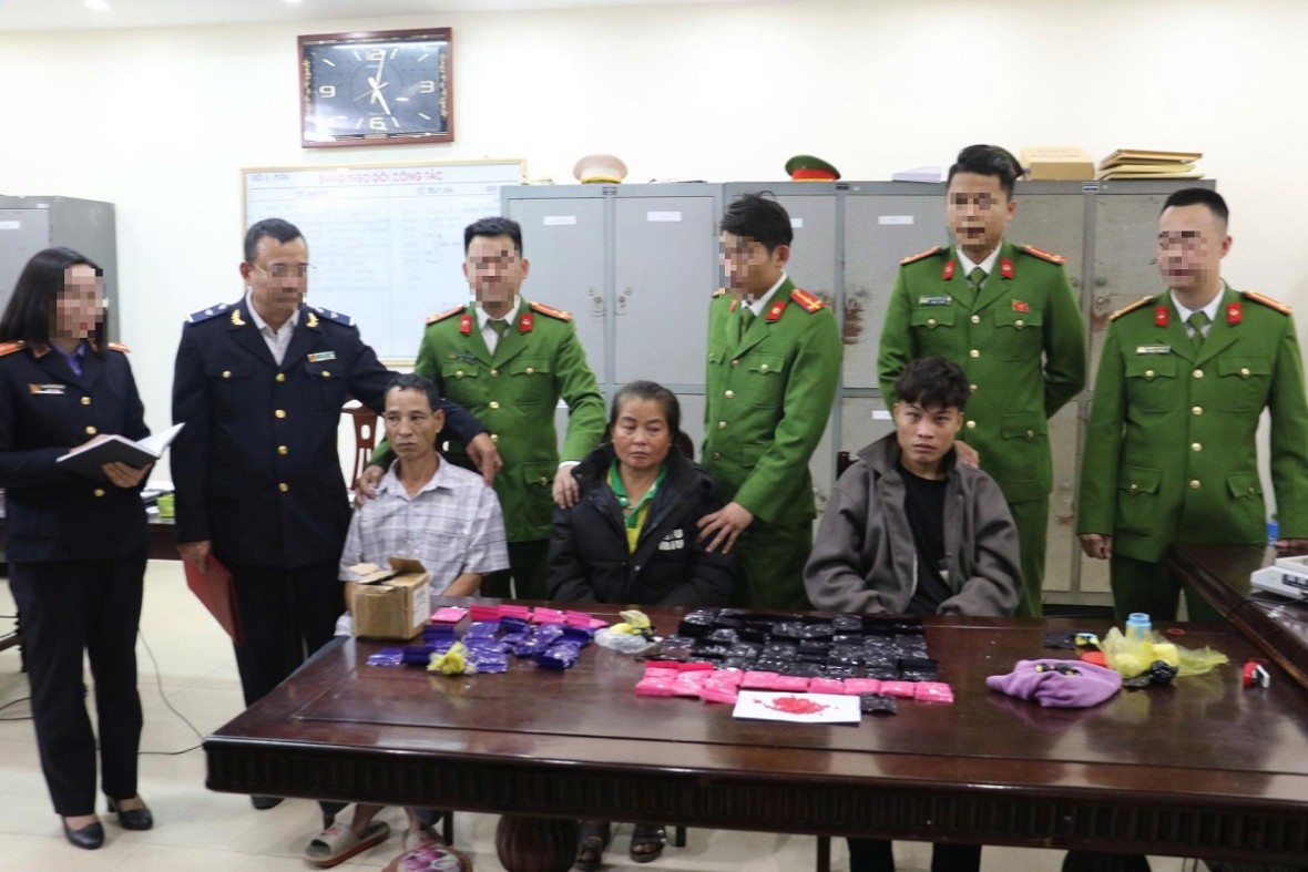 Ba đối tượng cùng tang vật bị thu giữ - Ảnh Công an Nghệ An. Ba đối tượng cùng tang vật bị thu giữ - Ảnh Công an Nghệ An.