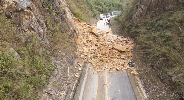 Hiện trường vụ sạt lở làm 3 người tử vong tại Quốc lộ 6. 