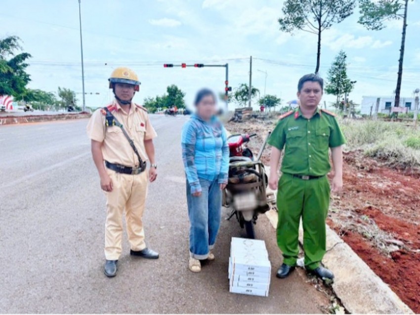 Tổ công tác bàn giao bà N.T.T.L. cùng tang vật cho Công an xã Lộc Ninh tiếp tục điều tra, xử lý. Tổ công tác bàn giao bà N.T.T.L. cùng tang vật cho Công an xã Lộc Ninh tiếp tục điều tra, xử lý.