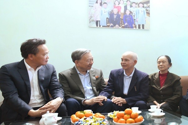 Tổng Bí thư Tô Lâm thăm, tặng quà gia đình người có công tại Hưng Yên Tổng Bí thư Tô Lâm thăm, tặng quà gia đình người có công tại Hưng Yên