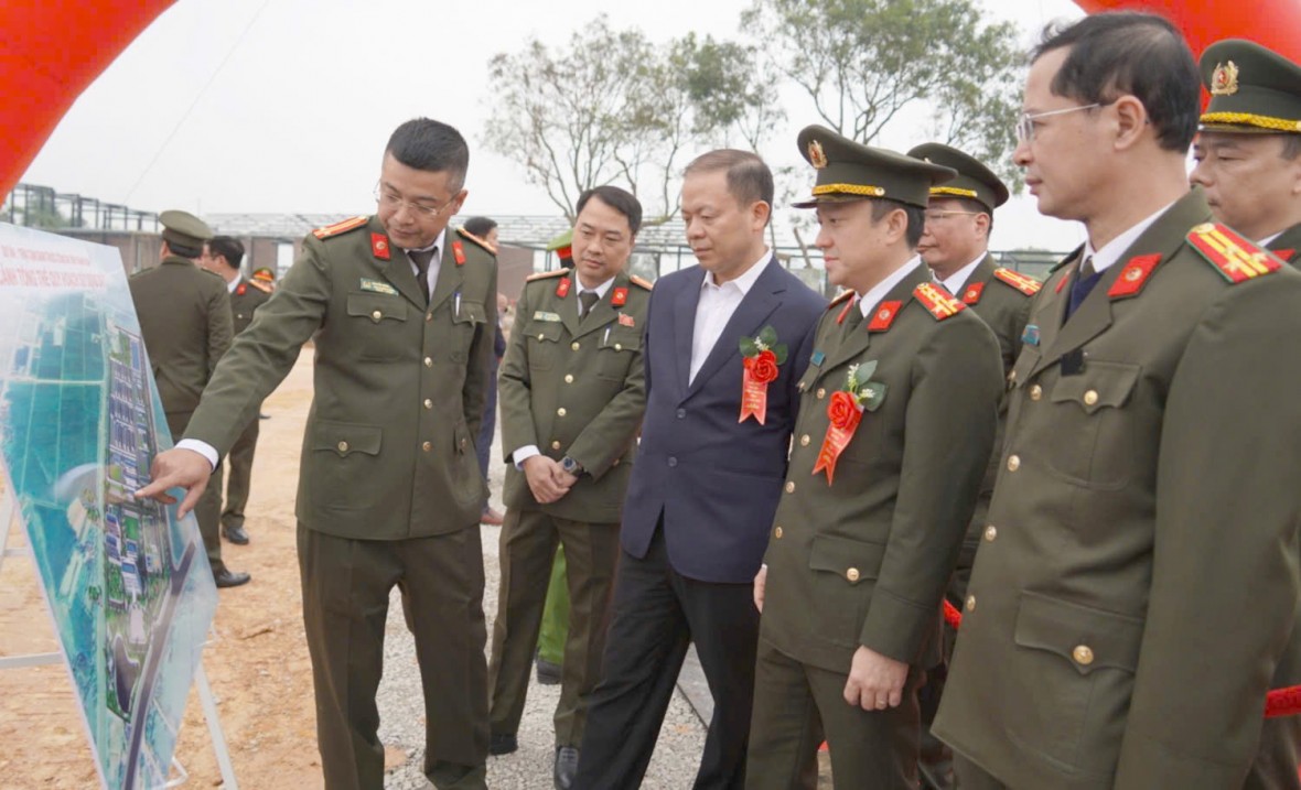 Các đại biểu tham quan phối cảnh tổng thể công trình Trại Tạm giam - Ảnh Công an Thanh Hóa.