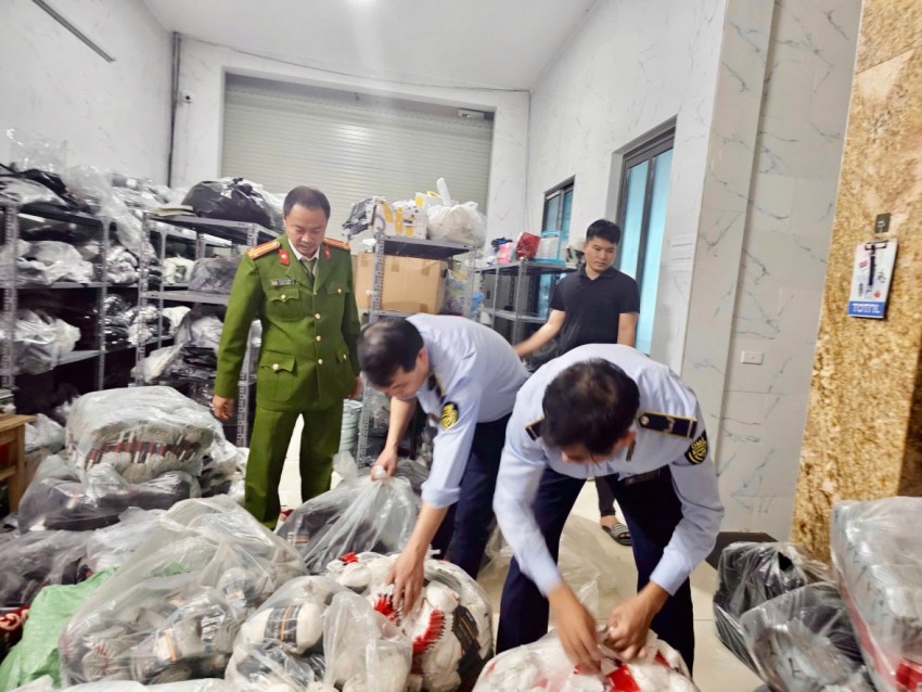 Hà Nội triển khai cao điểm chống buôn lậu, gian lận thương mại trong dịp Tết Nguyên đán Hà Nội triển khai cao điểm chống buôn lậu, gian lận thương mại trong dịp Tết Nguyên đán