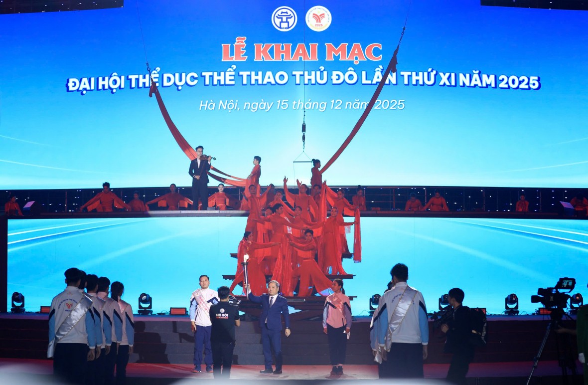 Chủ tịch UBND thành phố Hà Nội Vũ Đại Thắng truyền ngọn lửa và cùng các vận động viên tiêu biểu thắp sáng đài đuốc Đại hội.