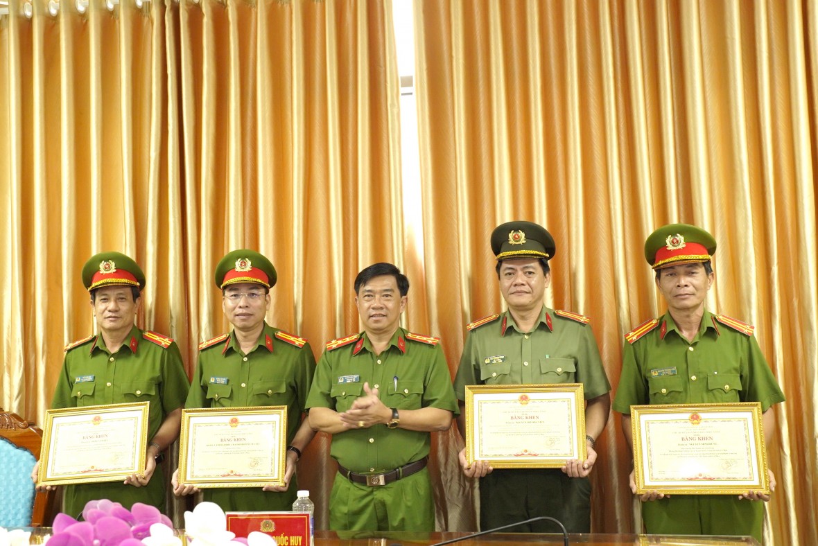Cà Mau: Khen thưởng tập thể, cá nhân lập công xuất sắc trong đấu tranh tội phạm ma túy