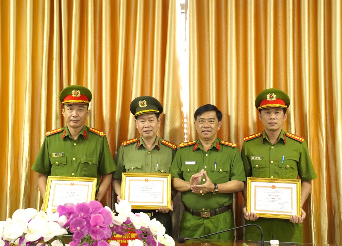 Cà Mau: Khen thưởng tập thể, cá nhân lập công xuất sắc trong đấu tranh tội phạm ma túy