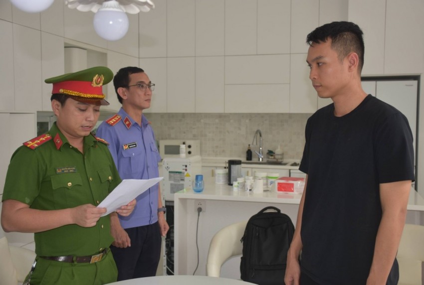 Cơ quan điều tra tống đạt quyết định đối với Huỳnh Đức Vân Cơ quan điều tra tống đạt quyết định đối với Huỳnh Đức Vân