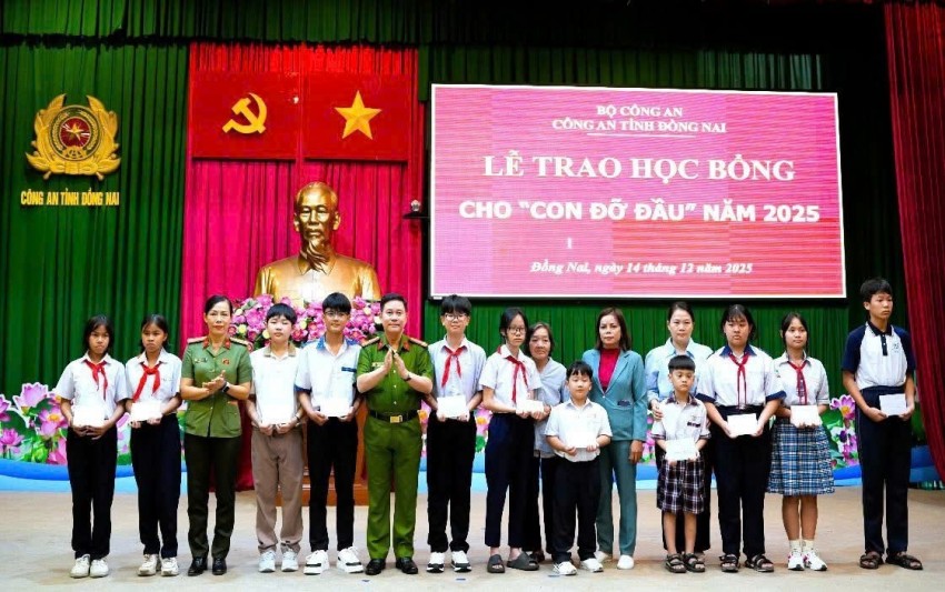 Công an tỉnh Đồng Nai đã long trọng tổ chức Lễ tuyên dương, khen thưởng con cán bộ, chiến sĩ (CBCS) có thành tích học tập, rèn luyện xuất sắc trong năm học 2024 – 2025.